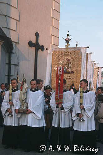 rezurekcja w Łowiczu, Niedziela Wielkanocna, niesienie figury Chrystusa Zmartwychwstałego