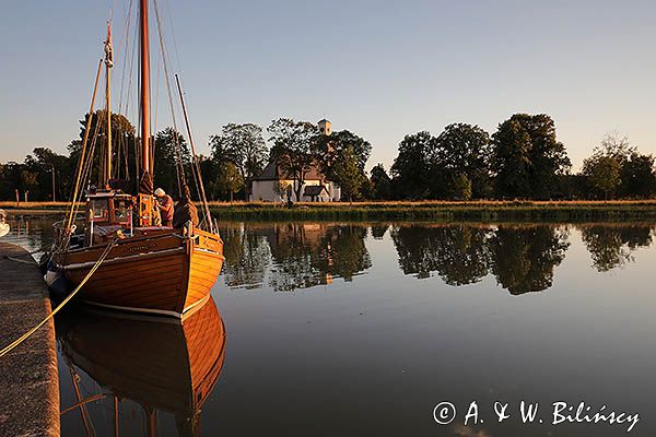 Przystań i kościół w Lyrestad, Szwecja