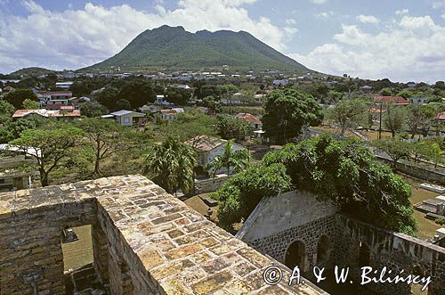 Wulkan Mt. Mazinga na St. Eustatius, Wyspy Karaibskie, Małe Antyle, widok z wieży kościoła