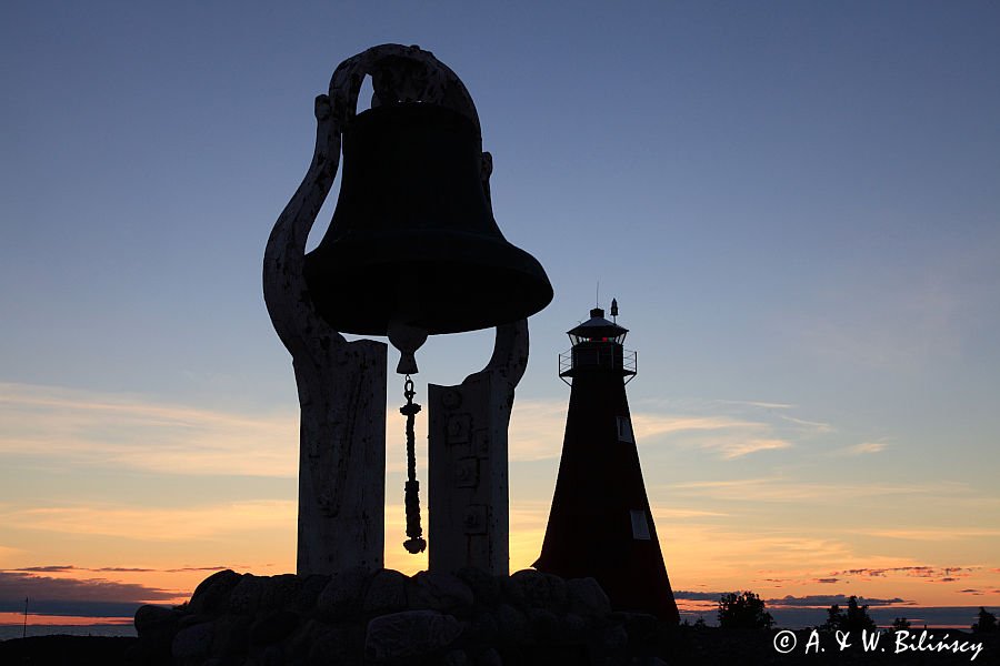 dzwonnica i latarnia morska na wyspie Maloren, Szwecja, Zatoka Botnicka