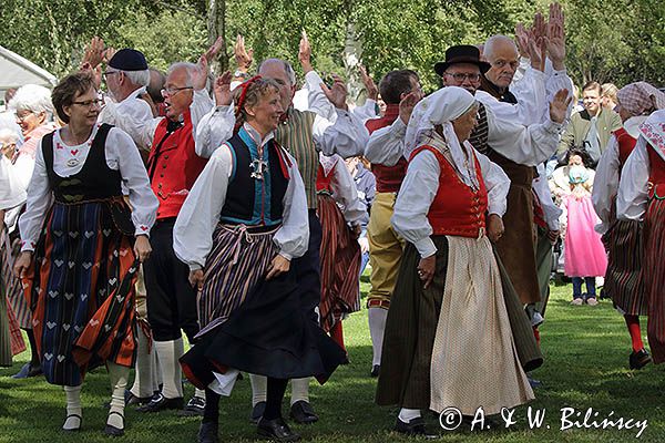 Zespół folklorystyczny z Berg tańczący w śwęto Midsommar, Berg, Kanał Gota, Szwecja