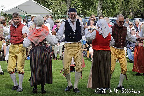 Zespół folklorystyczny z Berg tańczący w śwęto Midsommar, Berg, Kanał Gota, Szwecja