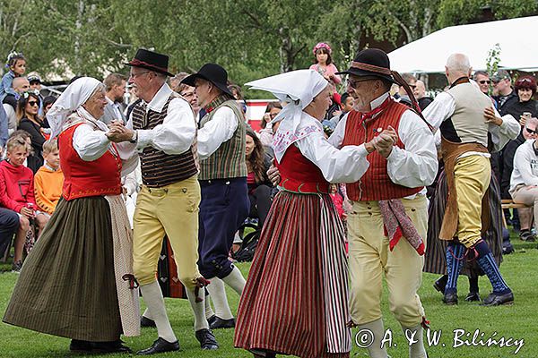 Zespół folklorystyczny z Berg tańczący w śwęto Midsommar, Berg, Kanał Gota, Szwecja