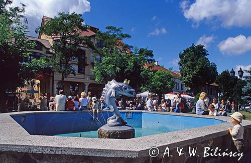 Mikołajki król sielaw fontanna na rynku