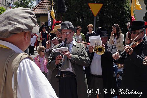 Cracow Mlaskoty - orkiestra towarzysząca Lajkonikowi pochodzący z Półwsia Zwierzynieckiego muzykanci towarzyszący pochodowi Lajkonika i przygrywający na bębenkach, skrzypcach, basach.