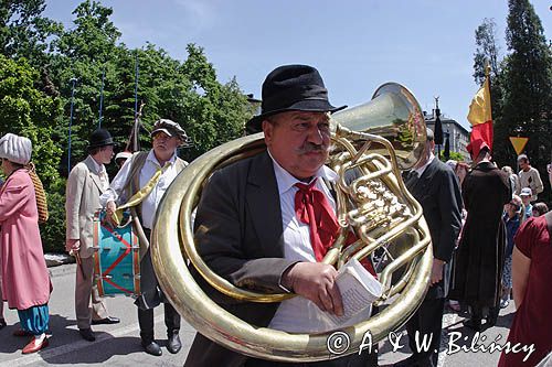 Cracow Mlaskoty - orkiestra towarzysząca Lajkonikowi pochodzący z Półwsia Zwierzynieckiego muzykanci towarzyszący pochodowi Lajkonika i przygrywający na bębenkach, skrzypcach, basach.