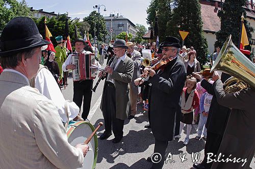 Cracow Mlaskoty - orkiestra towarzysząca Lajkonikowi pochodzący z Półwsia Zwierzynieckiego muzykanci towarzyszący pochodowi Lajkonika i przygrywający na bębenkach, skrzypcach, basach.