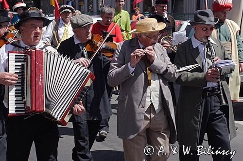 Cracow Mlaskoty - orkiestra towarzysząca Lajkonikowi pochodzący z Półwsia Zwierzynieckiego muzykanci towarzyszący pochodowi Lajkonika i przygrywający na bębenkach, skrzypcach, basach.