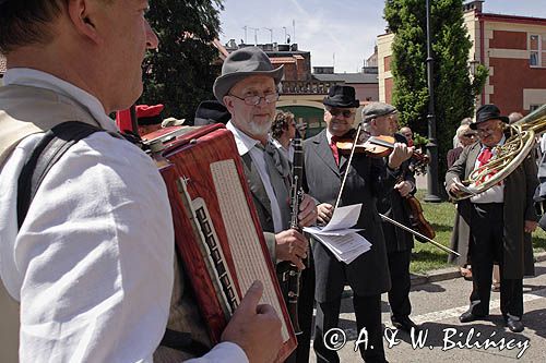 Cracow Mlaskoty - orkiestra towarzysząca Lajkonikowi pochodzący z Półwsia Zwierzynieckiego muzykanci towarzyszący pochodowi Lajkonika i przygrywający na bębenkach, skrzypcach, basach.