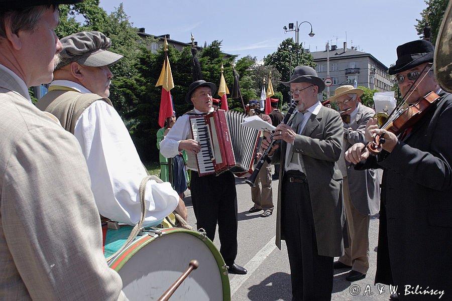 Cracow Mlaskoty - orkiestra towarzysząca Lajkonikowi pochodzący z Półwsia Zwierzynieckiego muzykanci towarzyszący pochodowi Lajkonika i przygrywający na bębenkach, skrzypcach, basach.