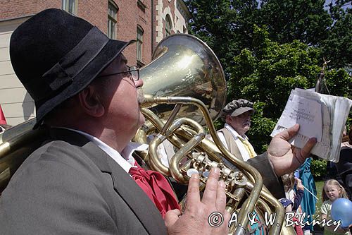 Cracow Mlaskoty - orkiestra towarzysząca Lajkonikowi pochodzący z Półwsia Zwierzynieckiego muzykanci towarzyszący pochodowi Lajkonika i przygrywający na bębenkach, skrzypcach, basach.