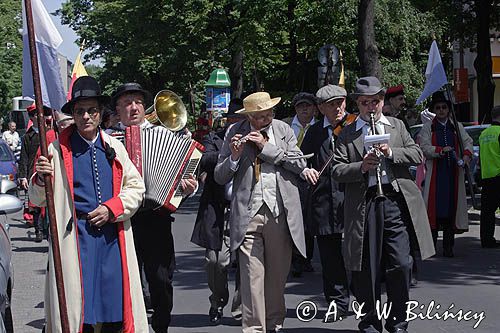 Cracow Mlaskoty - orkiestra towarzysząca Lajkonikowi pochodzący z Półwsia Zwierzynieckiego muzykanci towarzyszący pochodowi Lajkonika i przygrywający na bębenkach, skrzypcach, basach.