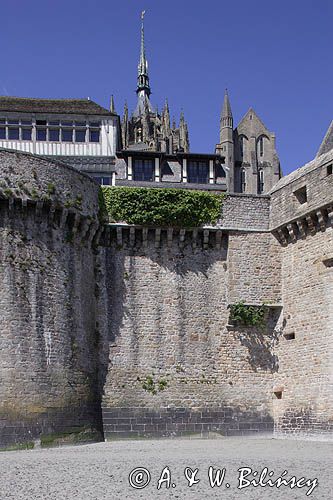 Klasztor Mont St. Michel, Normandia / Bretania, Francja, mury obronne
