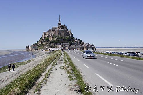 Klasztor Mont St. Michel, Normandia / Bretania, Francja, grobla dojazdowa w czasie odpływu