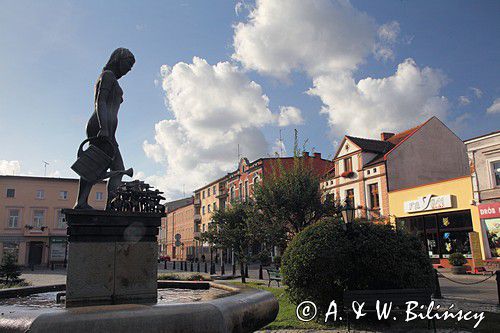 Nakło nad Notecią, fontanna Dziewczyna z konewką  na rynku. Naklo - main square.