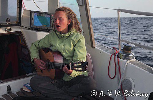 na Safranie, żeglarka z gitarą