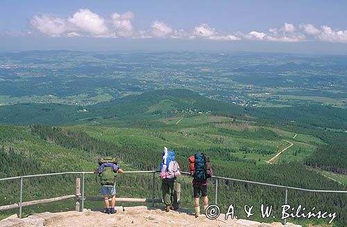 Karkonosze, turyści na szlaku, punkt widokowy