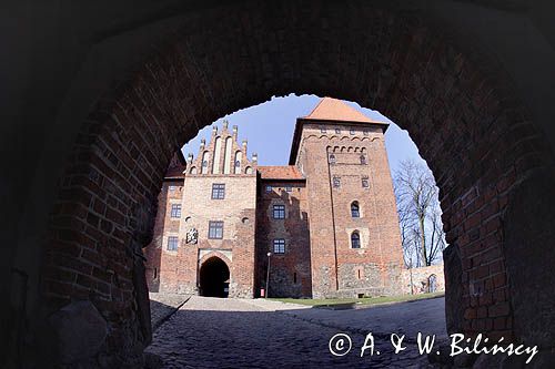 Nidzica, gotycki zamek krzyżacki z XIV wieku, rozbudowany w XV wieku, zniszczony w 1945, po wojnie odbudowany