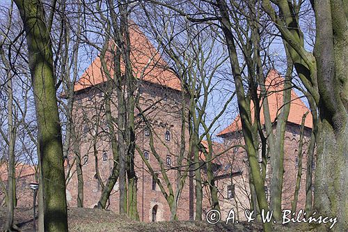 Nidzica, gotycki zamek krzyżacki z XIV wieku, rozbudowany w XV wieku, zniszczony w 1945, po wojnie odbudowany