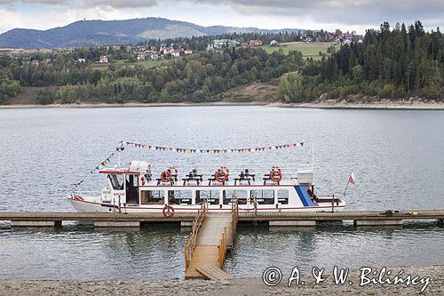 Zalew Czorsztyński, statek turystyczny Halny, Pieniny, w tle Czorsztyn