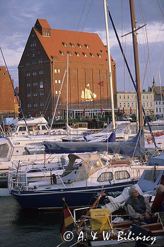 Niemcy Stralsund spichlerz-restauracja widok z portu jachtowego