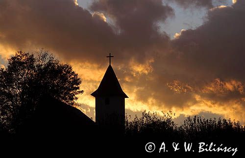 zachód słońca za wieżą nowego kościoła w Niewistce, Pogórze Dynowskie