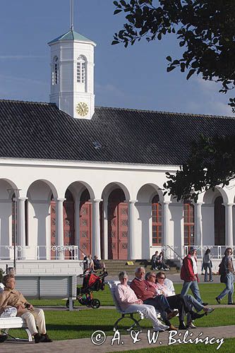 przed ratuszem w Norderney na wyspie Norderney, Wyspy Wschodnio-Fryzyjskie, Waddenzee, Niemcy, Morze Wattowe