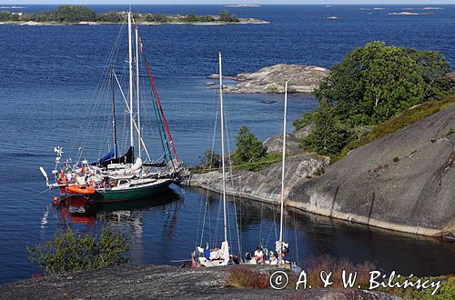 jachty w archipelagu Norrpada, szkiery koło Sztokholmu, Szwecja Norrpada, Stockholm skierries, Stockholm Archipelago, Sweden