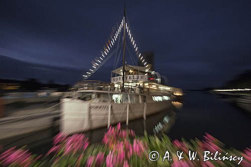 Statek restauracja, Norrtalje nocą, Szwecja