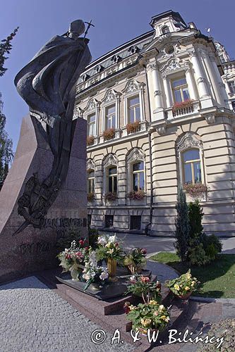 Nowy Sącz, Ratusz i pomnik Jana Pawła II