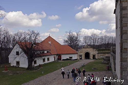Nowy Wiśnicz, zamek, dziedziniec zamku i brama, Pogórze Wiśnickie