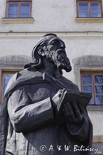 Nowy Wiśnicz, pomnik Jana Matejki przed Ratuszem
