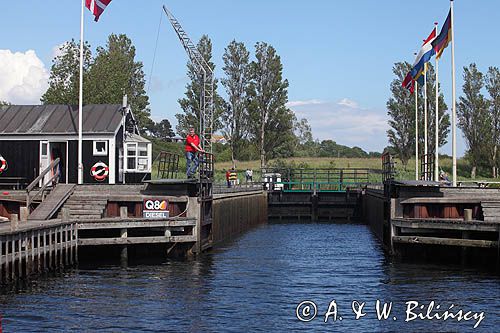 Śluza prowadząca do Oer Maritime Havn, wakacyjna wioska i port żeglarski, Jutlandia, Kattegat, Dania