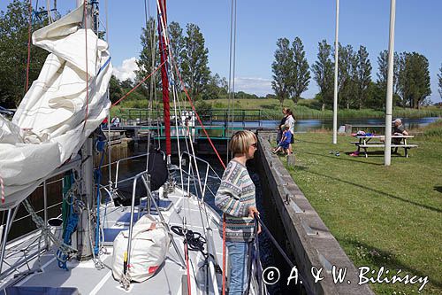 Śluza prowadząca do Oer Maritime Havn, wakacyjna wioska i port żeglarski, Jutlandia, Kattegat, Dania