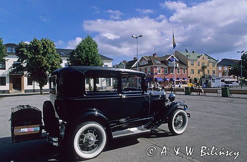 Zabytkowy samochód na rynku w Borgholm, Olandia, Wyspa Oland, Szwecja