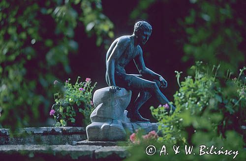 rzeźba ogrodowa - zamyślony młodzieniec - w Solliden Park na Olandii, Oland, Szwecja