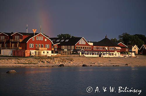 tęcza nad plażą w wiosce rybackiej Byxelkrok na północy Olandii, Wyspa Oland, Szwecja