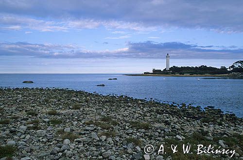 kamienista plaża na północnym wybrzeżu Olandii, latarnia morska Eryka Lange, Wyspa Oland, Szwecja