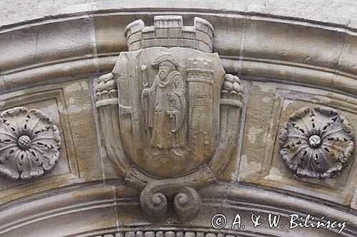 Olsztyn, fragment elewacji nad wejściem, św. Jakub patron miasta, Nowy Ratusz