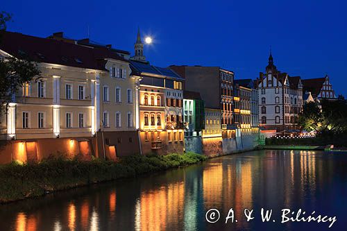 Opole, nad kanałem Młynówka o zmierzchu