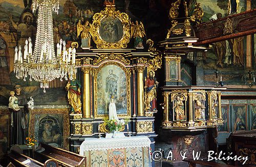 Orawka, zabytkowy kościół wnętrze) z 1650 roku, Polska Kościół pw. Jana Chrzciciela - wybudowany w połowie XVII w. Jest to kościół jednonawowy, konstrukcji zrębowej, cały pokryty gontami, z charakterystyczna wieżą. Wewnątrz pokryty bardzo cen
