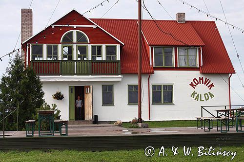 kawiarnia i budynek bosmanatu, port Orissaare, wyspa Sarema, Saaremaa, Estonia Orissaare harbour, Saaremaa Island, Estonia