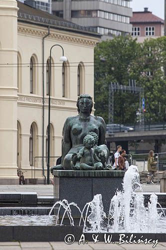 Rzeżba przed budynkiem ratusza, Oslo, Południowa Norwegia