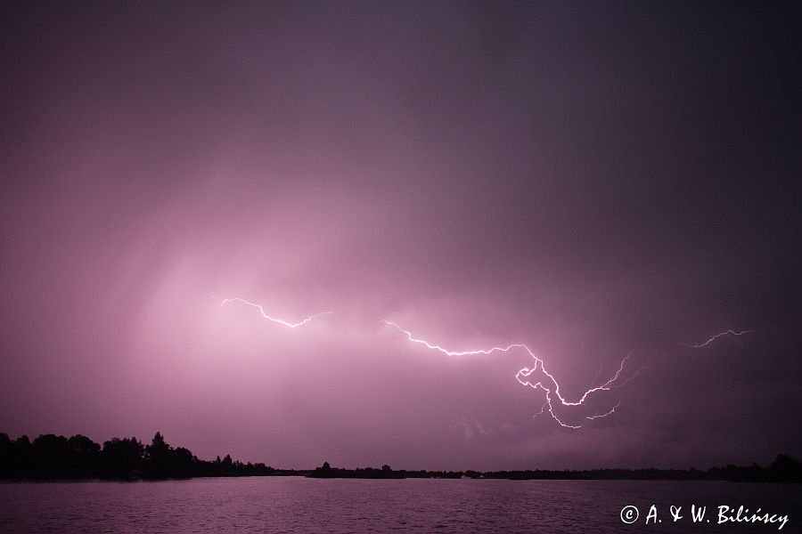 burza i błyskawice w Oudewegstervaart, Holandia