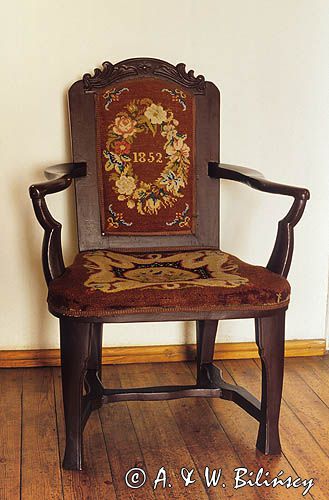 Ożarów k/ Wielunia, zabytkowy dwór drewniany, Muzeum wnętrz dworskich, fotel pierwszych właścicieli