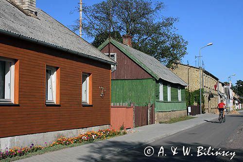 główna ulica w Pavilosta, Łotwa in Pavilosta village, Latvia