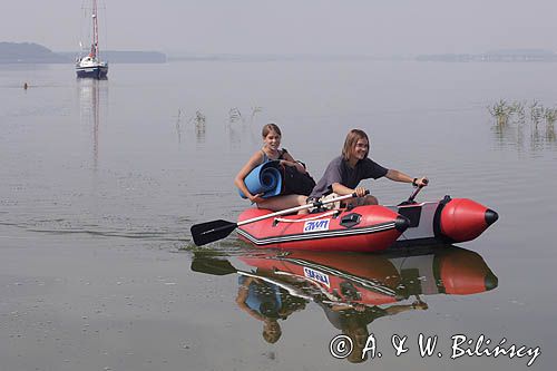 pontonem do brzegu z jachtu Gladiator w cieśninie Peene, Niemcy