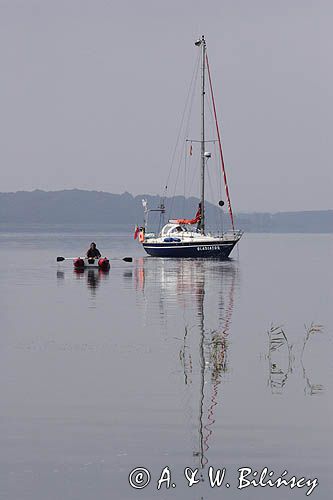 pontonem do brzegu z jachtu Gladiator w cieśninie Peene, Niemcy, postój na kotwicy