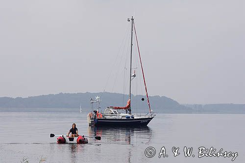 pontonem do brzegu z jachtu Gladiator w cieśninie Peene, Niemcy, postój na kotwicy