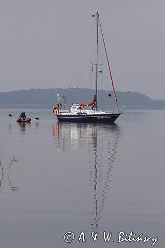 pontonem do brzegu z jachtu Gladiator w cieśninie Peene, Niemcy, postój na kotwicy